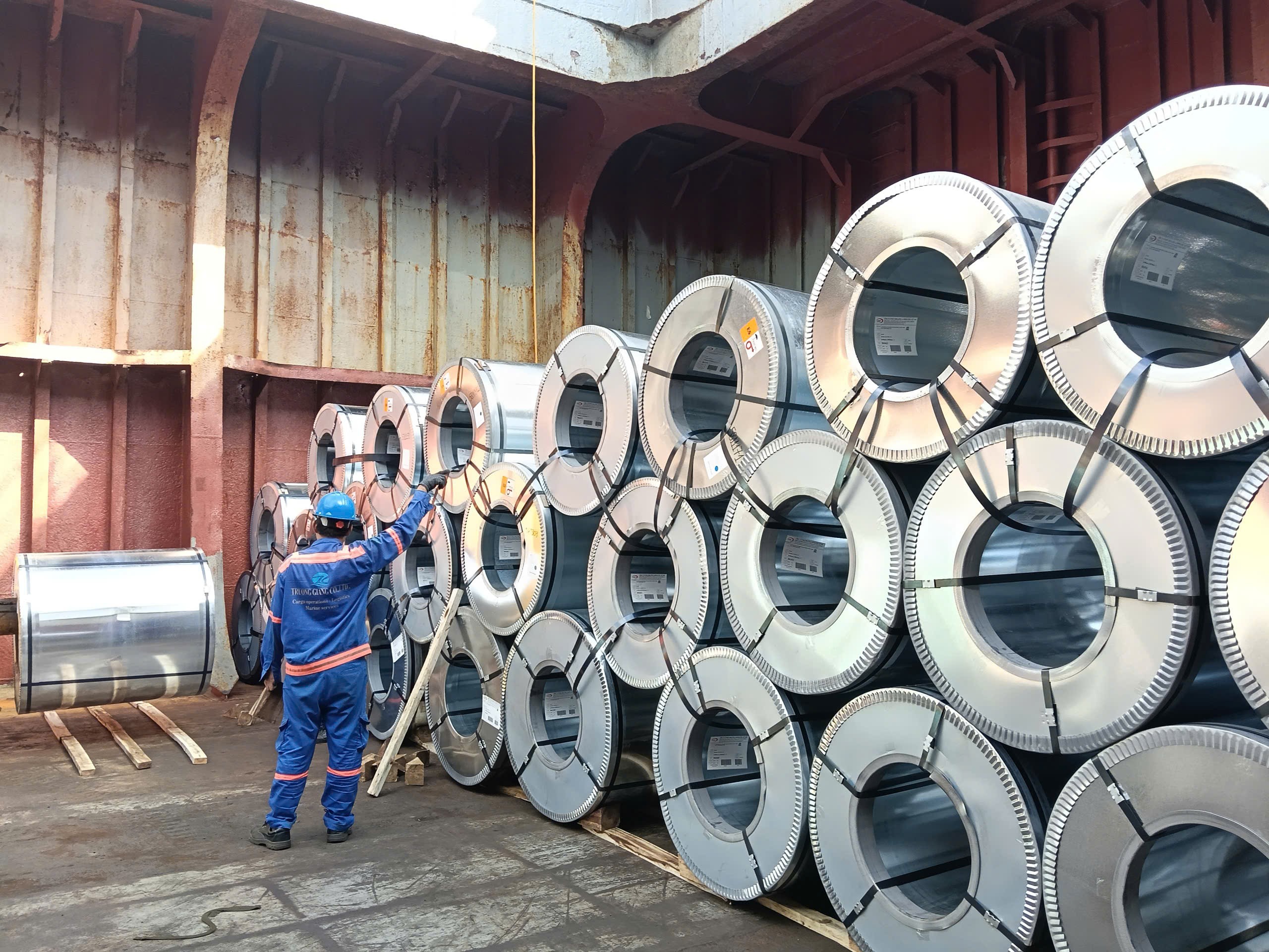 Quy trình xếp dỡ thép cuộn trọng tải lớn lên tàu rời