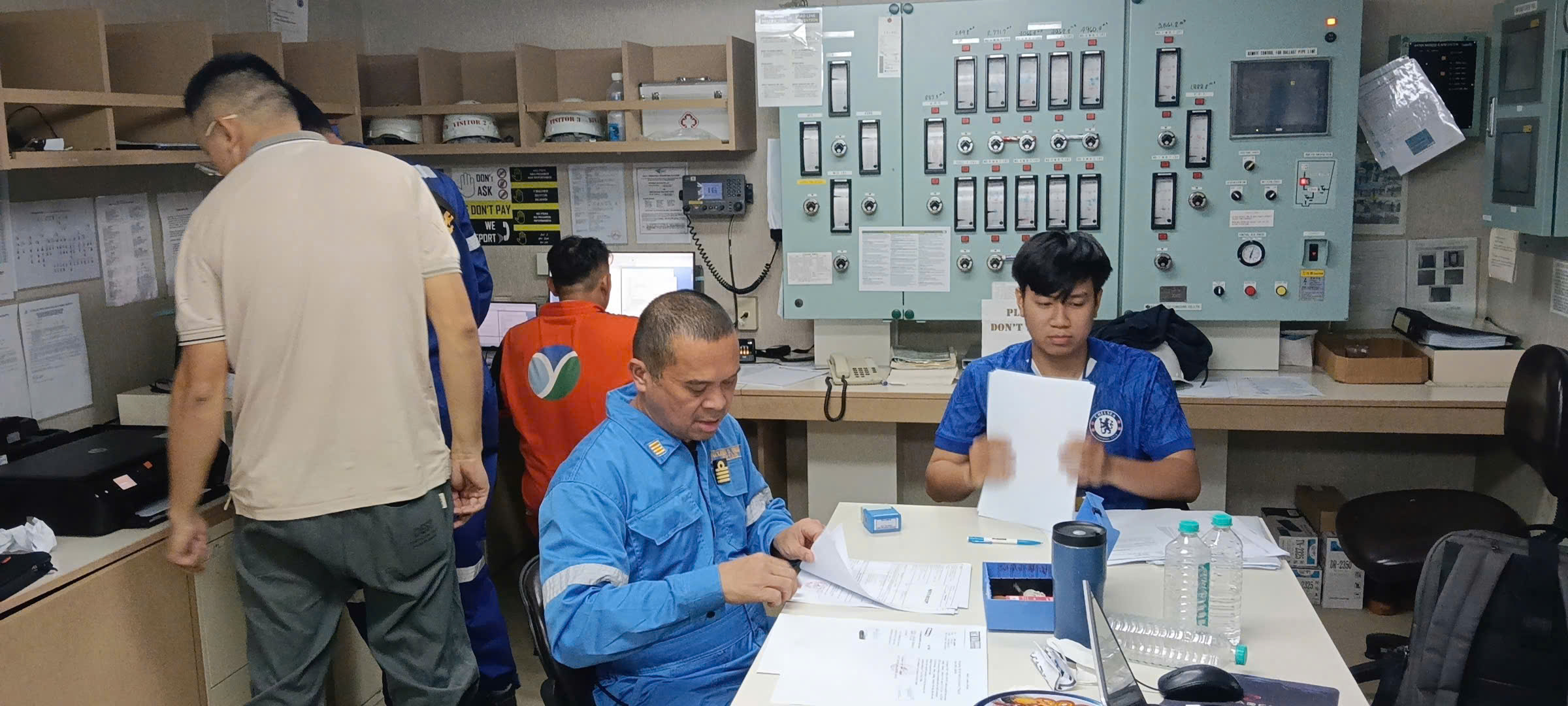 Chuyên viên của Morris Shipping đang kiểm tra, xem xét các giấy tờ