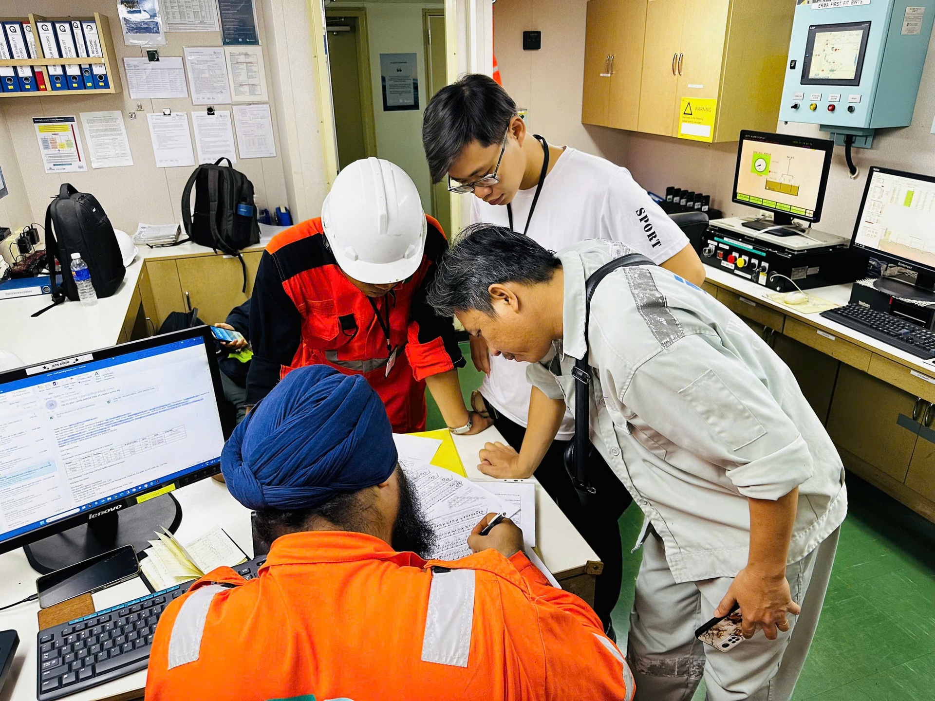 Đội ngũ Morris Shipping đang kiểm kê, hoàn tất các giấy tờ, thủ tục liên quan.