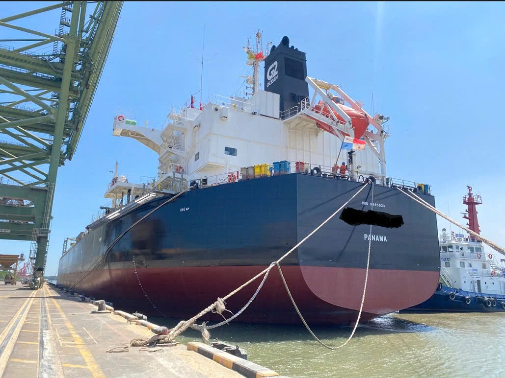 Hình ảnh vận chuyển thép cuộn bằng tàu rời tại cảng Phú Mỹ – Morris Shipping